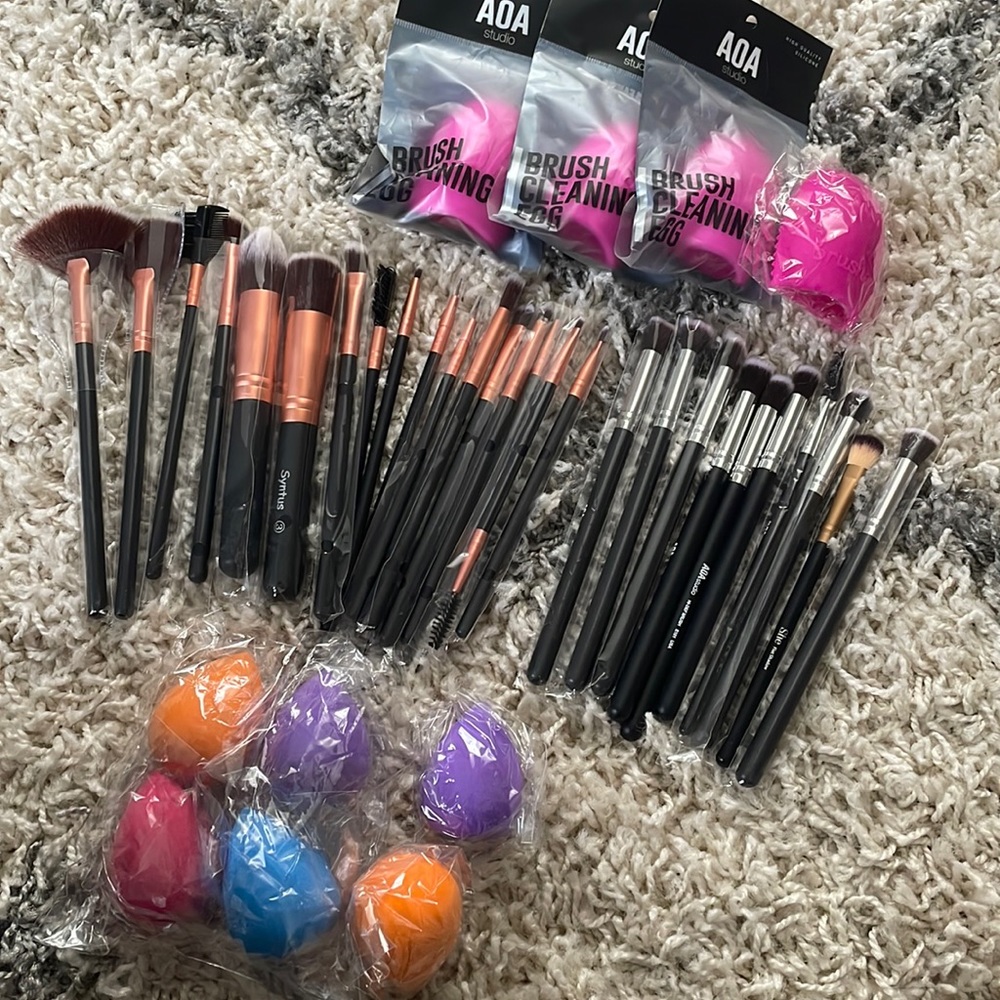 Brush Bundle - NWT!! Brush Egg & Beauty Blender